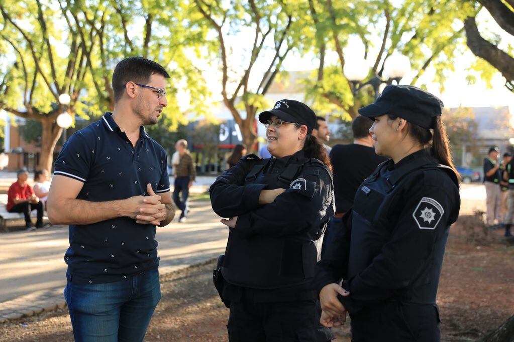 El intendente Leonardo Viotti con efectivos de policía de Santa Fe