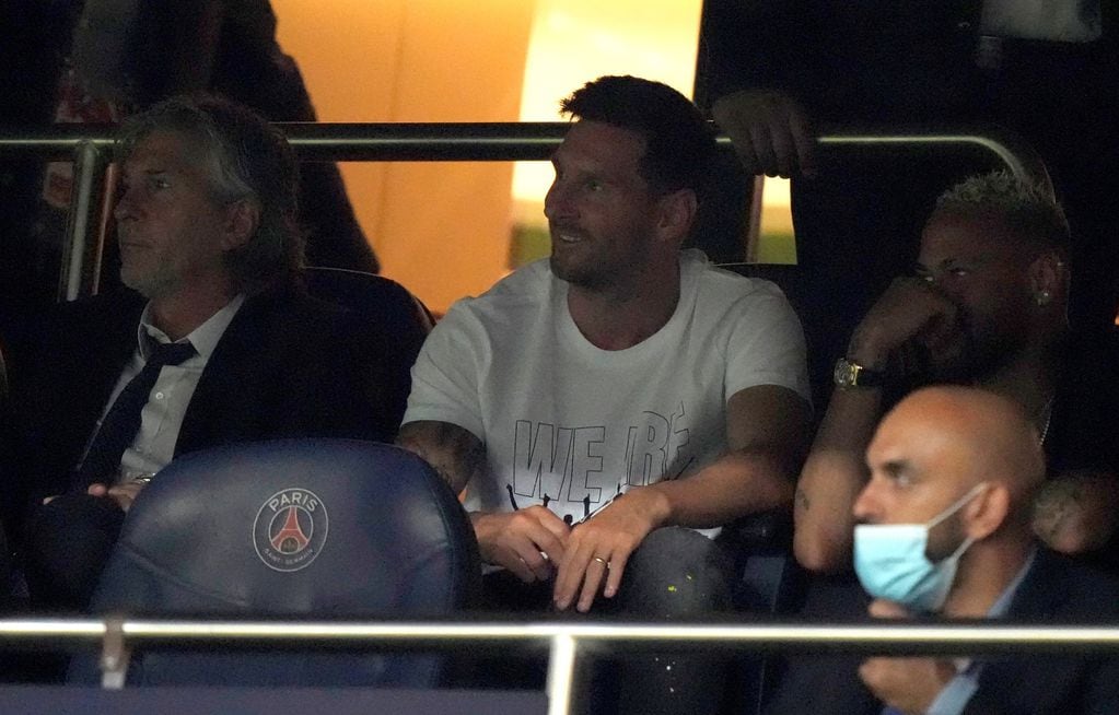 Lionel Messi y Neymar, en las gradas viendo la goleada del PSG.
