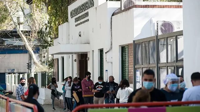 Cola a la espera del resultado del hisopado en el Hospital Carrasco