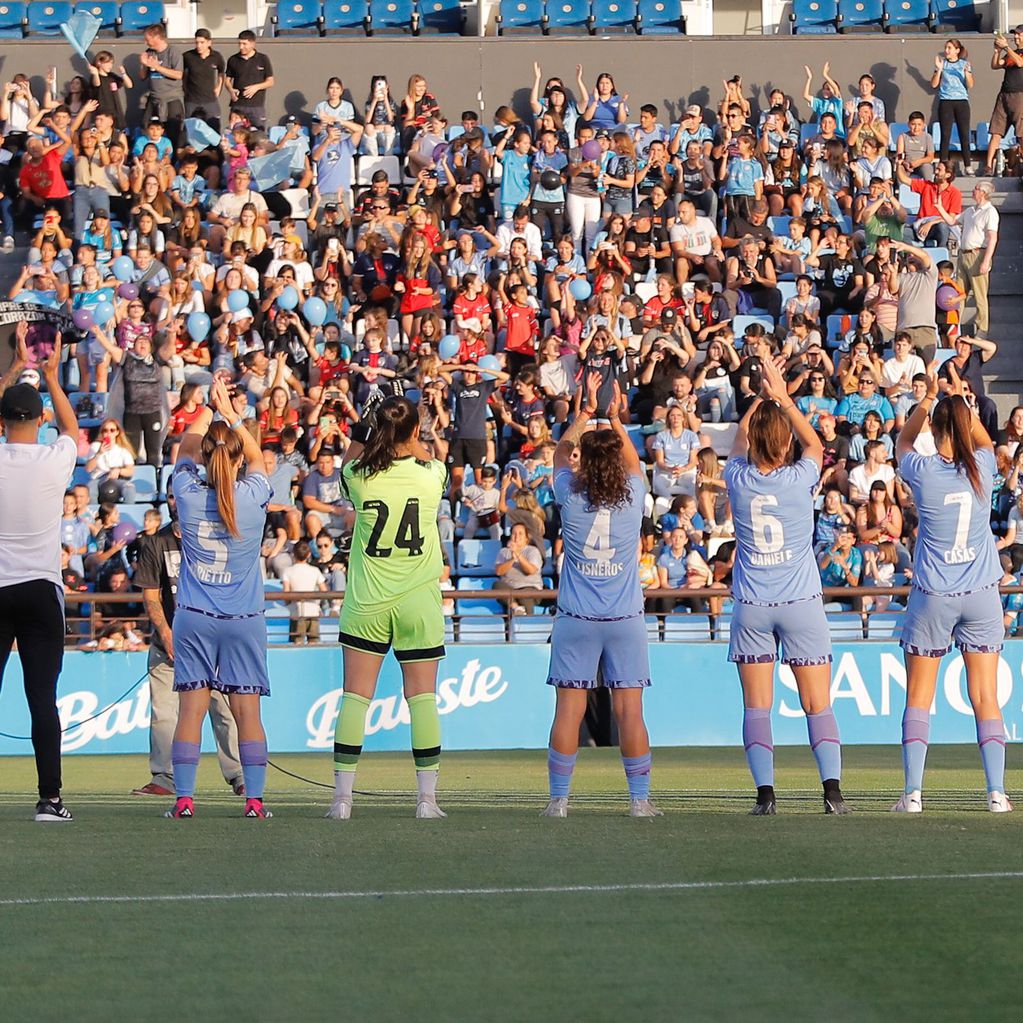 Las chicas juegan la final de ida ante Boca en el estadio de Racing (Prensa Belgrano)