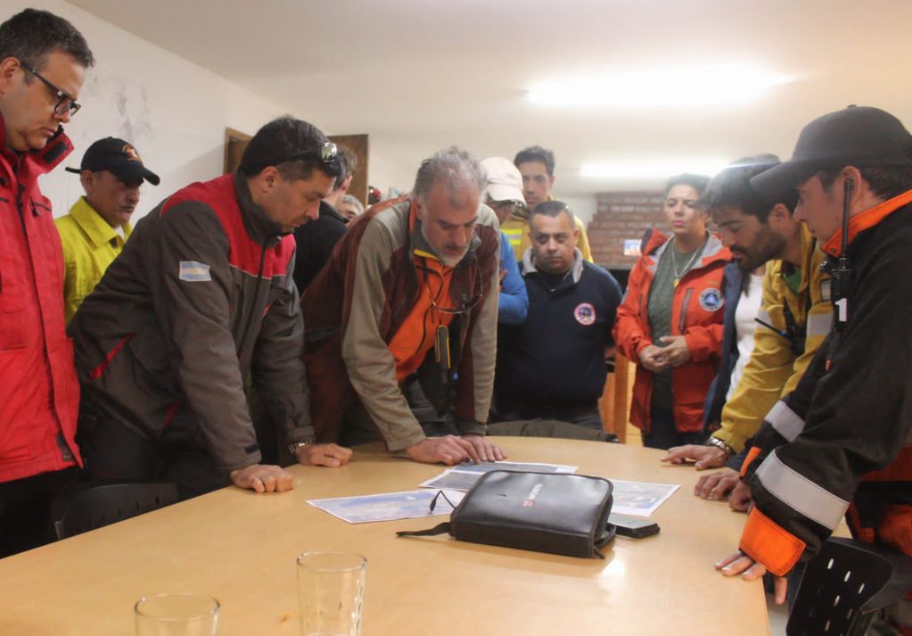 Tolhuin recepciona a brigadistas del Plan Nacional de Manejo del Fuego en el Polideportivo Rivero