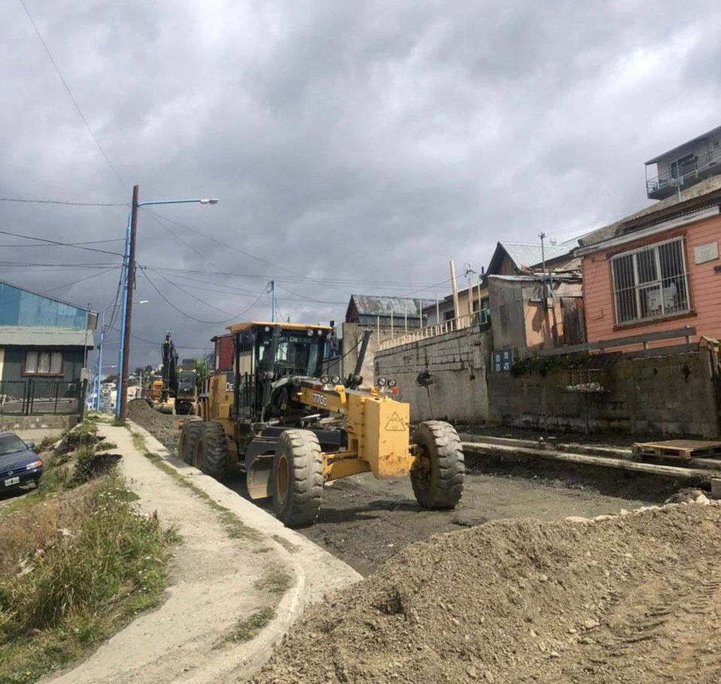Avanzan los trabajos de pavimentación y bacheo en distintas arterias del Barrio Los Morros.