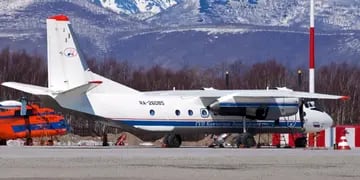 Hallan los restos de un avión en Rusia que se estrelló con 28 pasajeros a bordo.