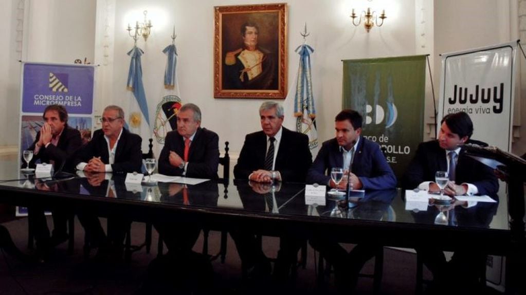 El gobernador Morales y el vicegobernador Carlos Haquim encabezaron la entrega créditos en la Casa de Gobierno.
