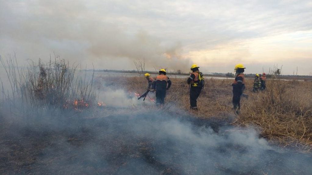 El Ministerio de Seguridad destacó el trabajo intenso y articulado con autoridades de SantaFe y Entre Ríos para controlar los incendios en la zona del Delta del Paraná a través del Servicio Nacional del Manejo del Fuego. (@minseg)