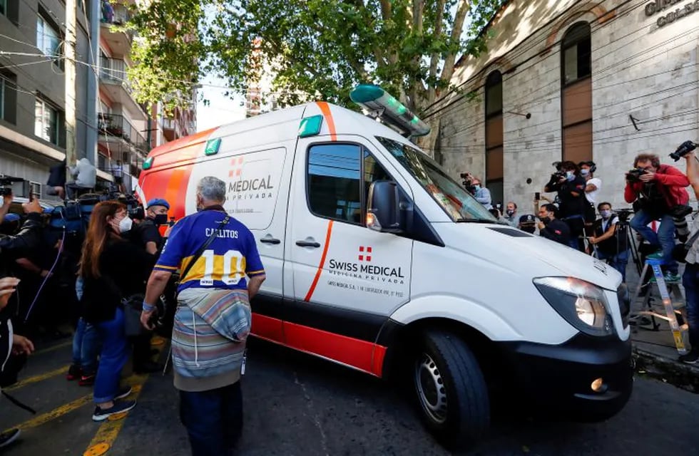 Diego Maradona abandona en ambulancia la Clínica Olivos (Foto: REUTERS/Agustin Marcarian)