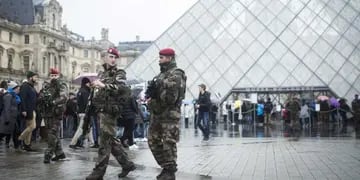 Evacuaron el museo del Louvre