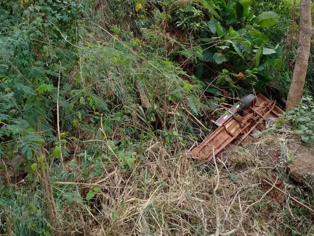 Una camioneta cayó en un arroyo en Puerto Iguazú tras un despiste, el conductor salió ileso