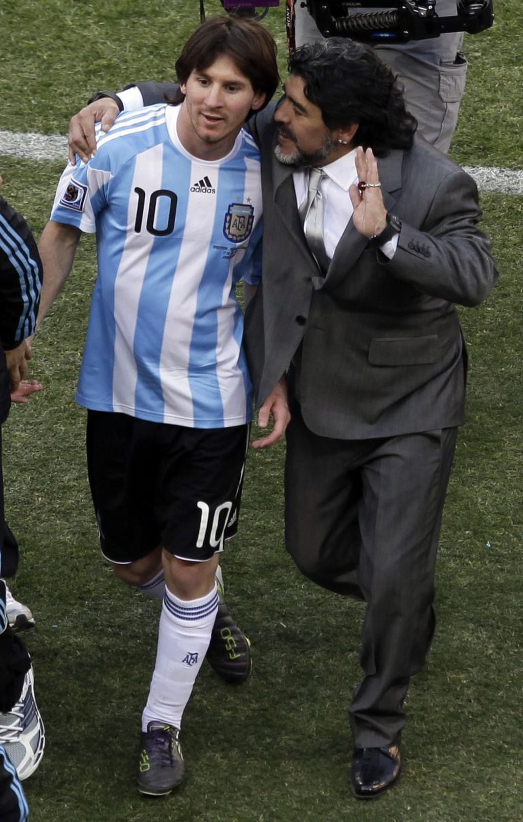 Maradona como DT de la Selección junto a un joven Lionel Messi en Johanesburgo, durante el Mundial de Sudáfrica 2010 (AP).