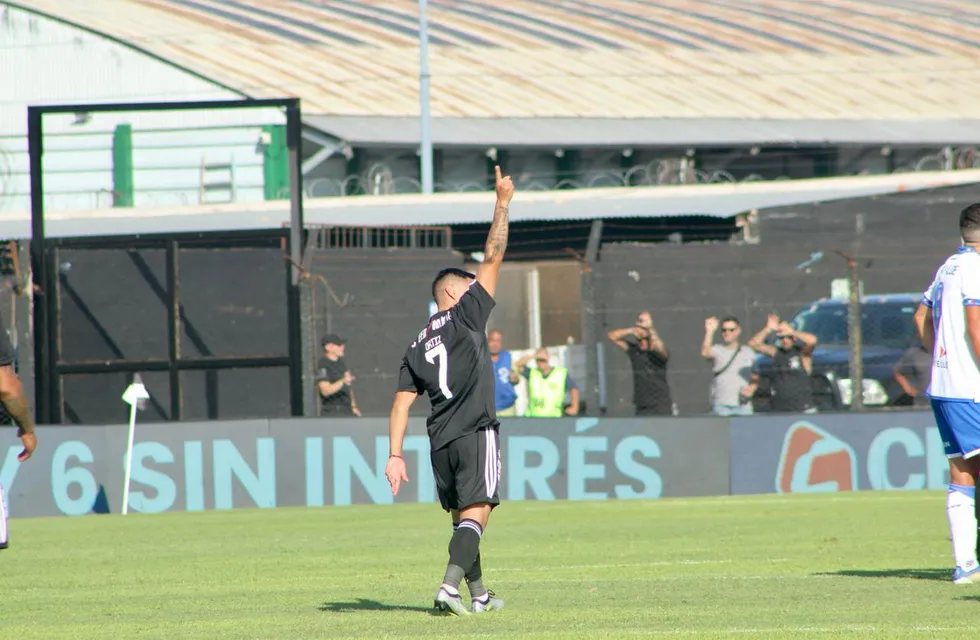 El ex-Talleres Mauro Ortiz anotó el primer tanto oficial de Deportivo Riestra en ¨Primera División. (@prensariestra)