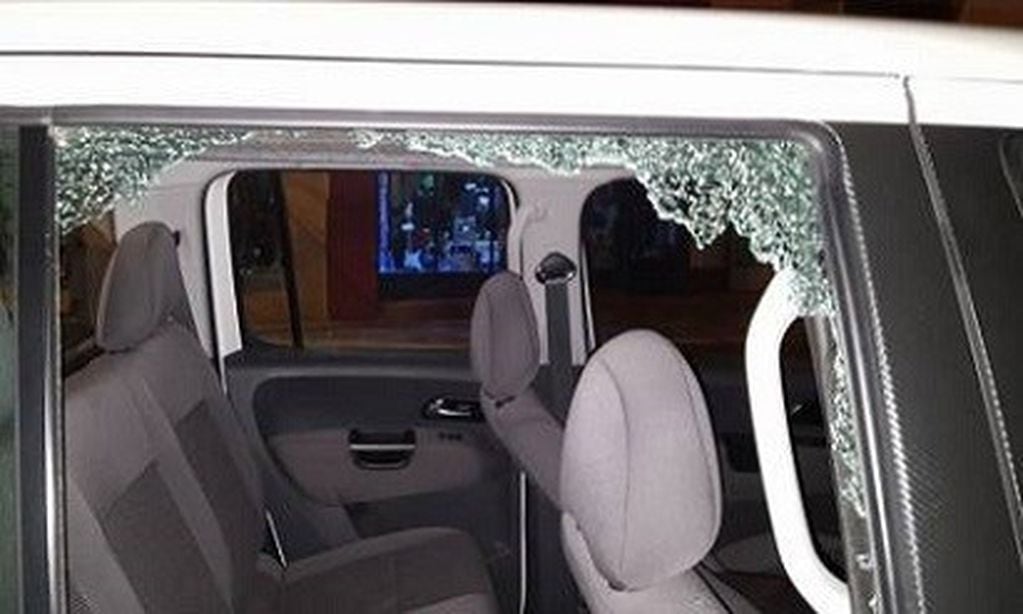 Dos motochorros le rompieron el vidrio a la camioneta para robar una mochila.
