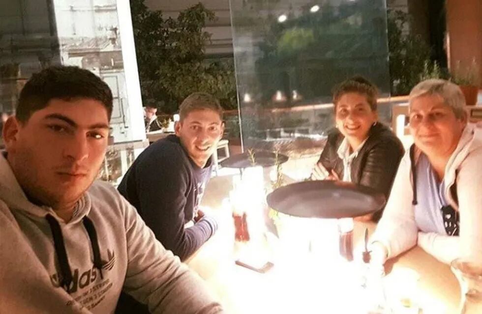 Emiliano Sala junto a su hermana Romina.