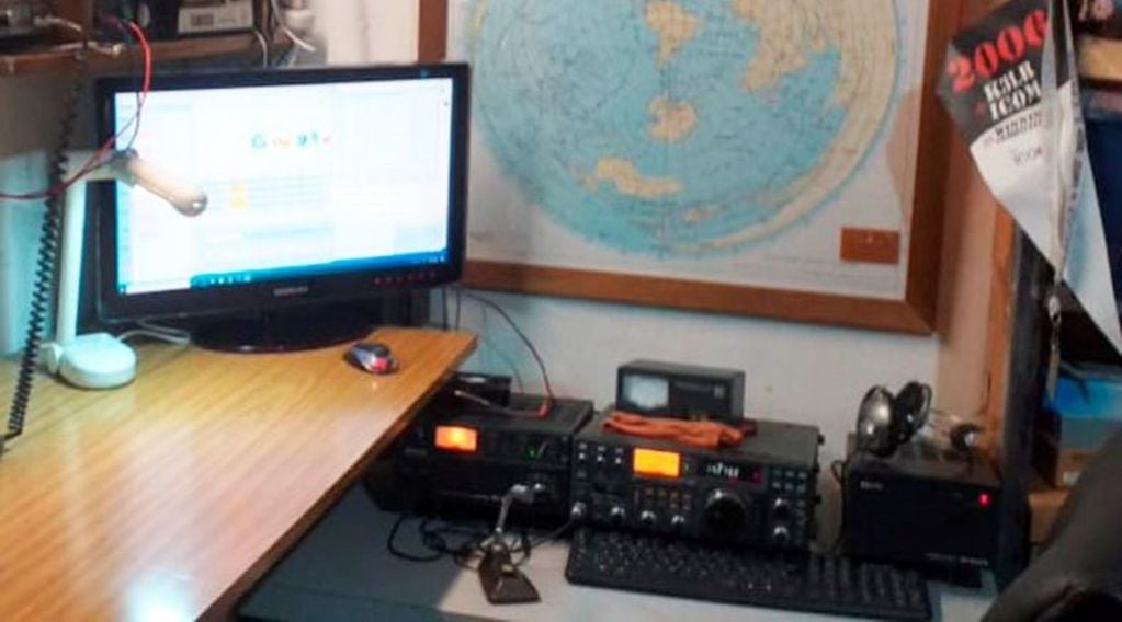 Los equipos de radio en la mesa de trabajo de Fernández (Facebook)