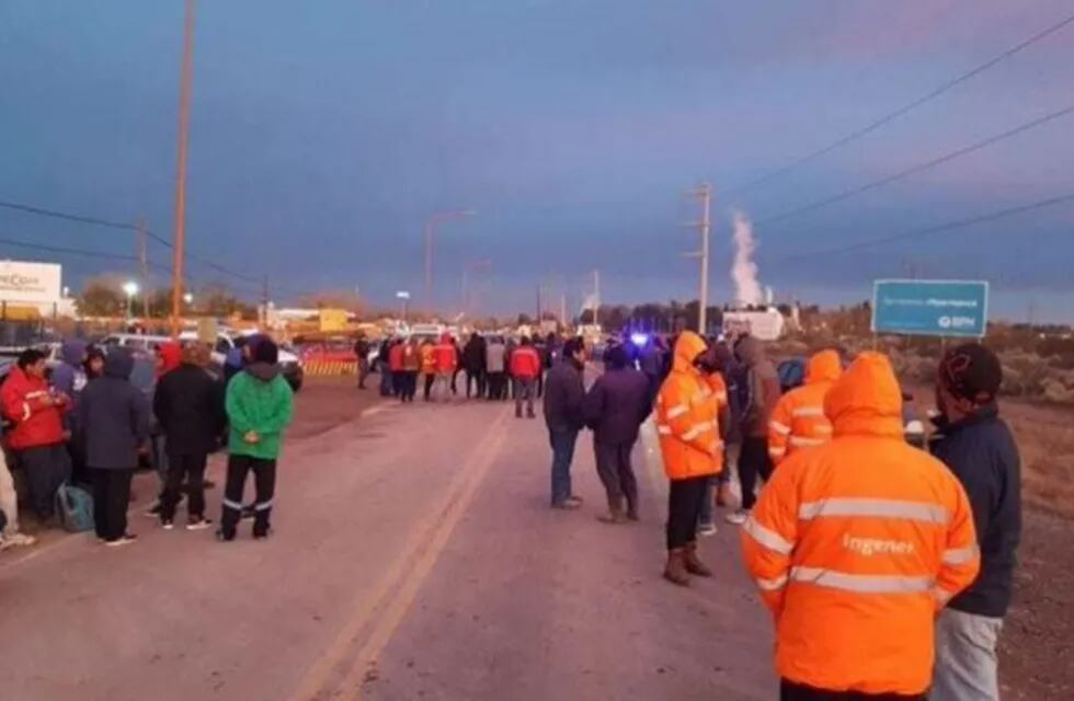 Cortes de trabajadores de la UOCRA sobre Ruta 22.