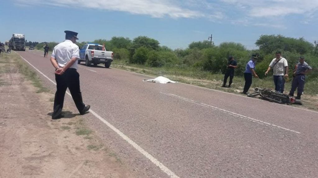 El cuerpo de la joven salió despedida de la moto y terminó sobre el asfalto.