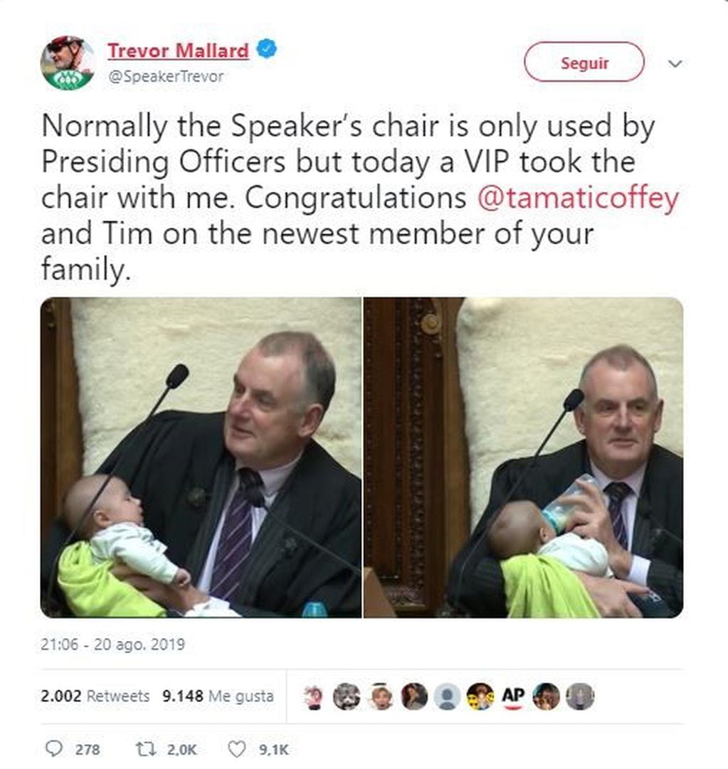 Trevor Mallard, presidente del Parlamento de Nueva Zelanda, alimenta al bebé de un diputado (Foto: Twitter)