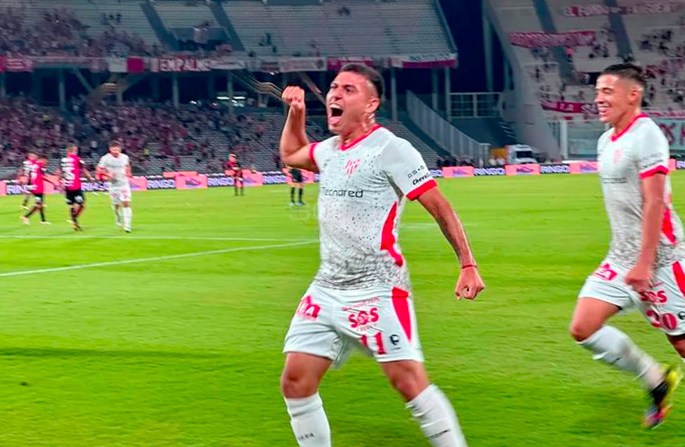 La boca llena de gol de Santiago Rodríguez, para el primero de Instituto ante Newell's (Espn)