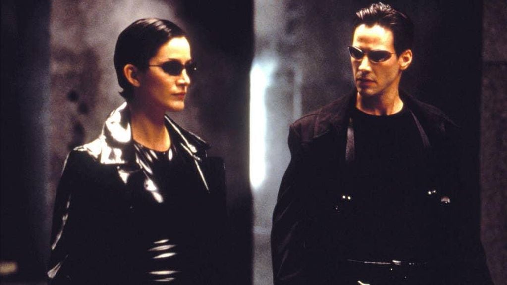Carrie-Anne Moss y Keanu Reeves en Matrix.