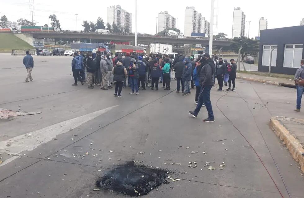 Trabajadores bloquean el acceso al Mercado Central de Buenos Aires para exigir cambios en la conducción.