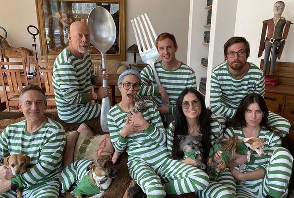 Todos lucieron una misma pijama verde con rayas. (Instagram/@demimoore)