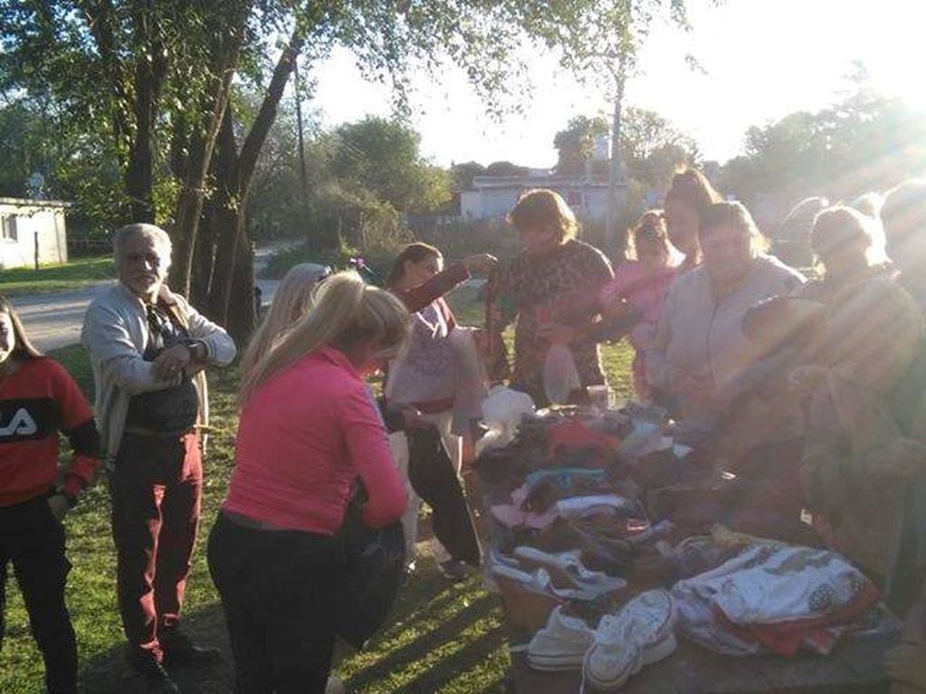 Carla Torres y su familia ayudan a sus vecinos de Río Ceballos solidarios (Foto: Radio Turismo)