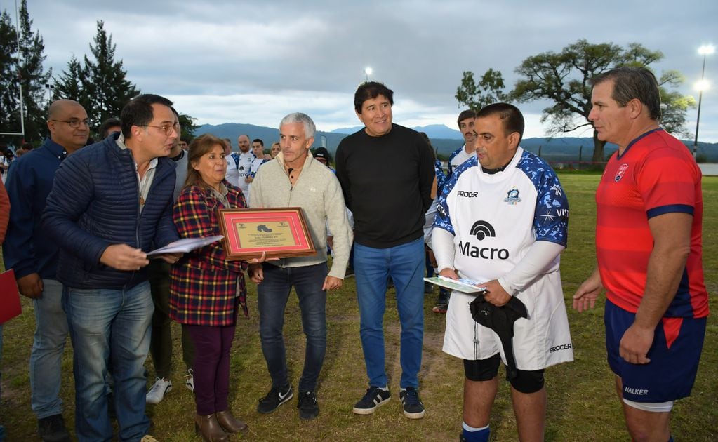 Los concejales Lisandro Aguiar y María Galán (izq.), al momento de entregar la placa recordatoria de la visita de Pumpas XV a Jujuy.