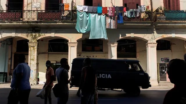 Cuba amanece con control policial y sin internet móvil
