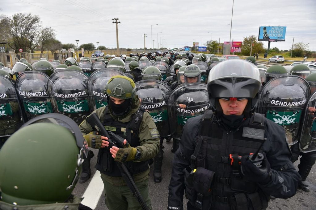 Gendarmería actuó contra los manifestantes a fin de despejar la vía.