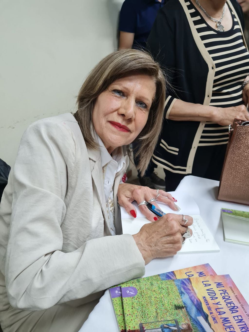 Gladys García presentó su libro "Mi pequeña entre la vida y la muerte: noventa días al límite" en el teatro Luis Encio Bianchi de Rivadavia.