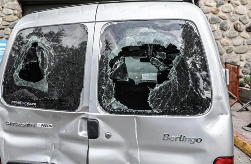 Así quedó el vehículo que atacaron empleados municipales.