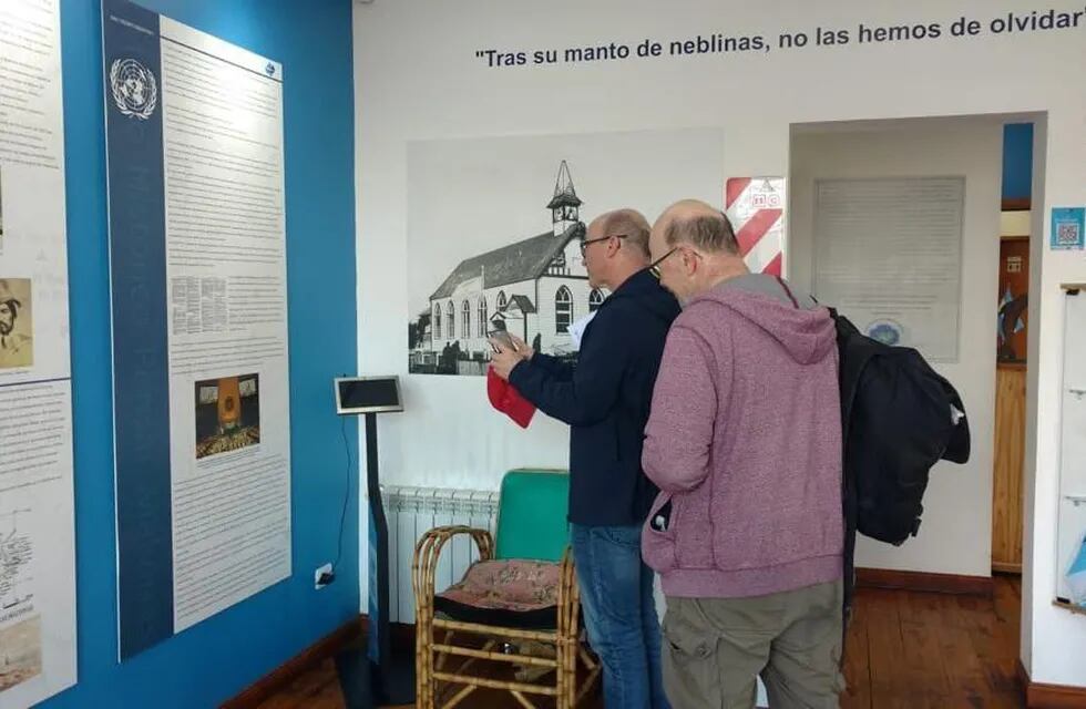 Turistas británicos visitaron el espacio “Pensar Malvinas” de Ushuaia