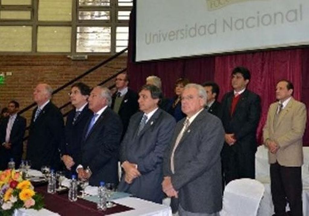 Asunción de Rodolfo Tecchi como rector de la UNJu en 2014, en acto al que asistieron los entonces gobernador de Jujuy Eduardo Fellner y ministro de Educación de la Nación Alberto Sileoni.