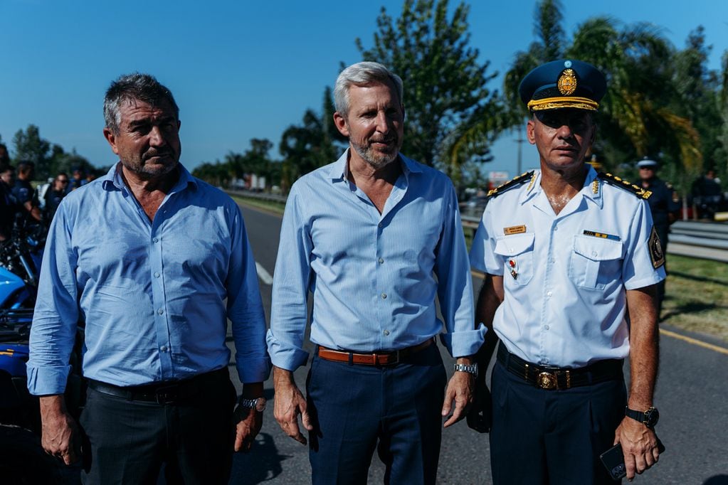 El gobernador junto al ministro Néstor Roncaglia y al jefe de Policía Claudio González.