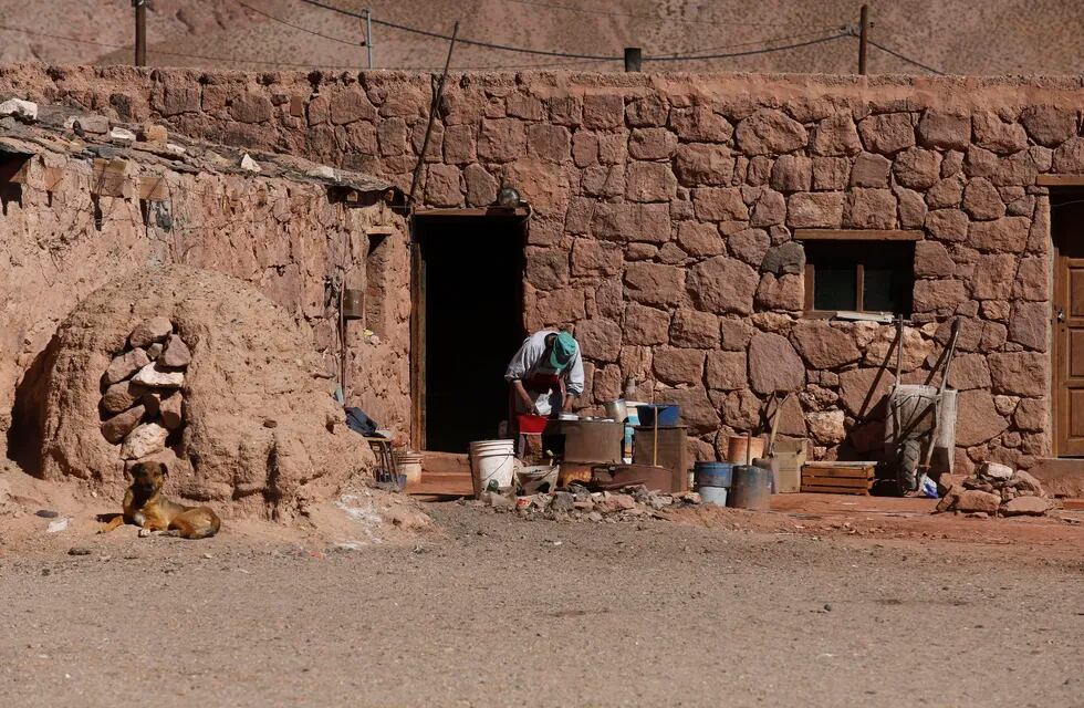 No tienen agua potable ni señal telefónica, pero viven de forma honesta vendiendo artesanías y sobreviviendo el día a día.