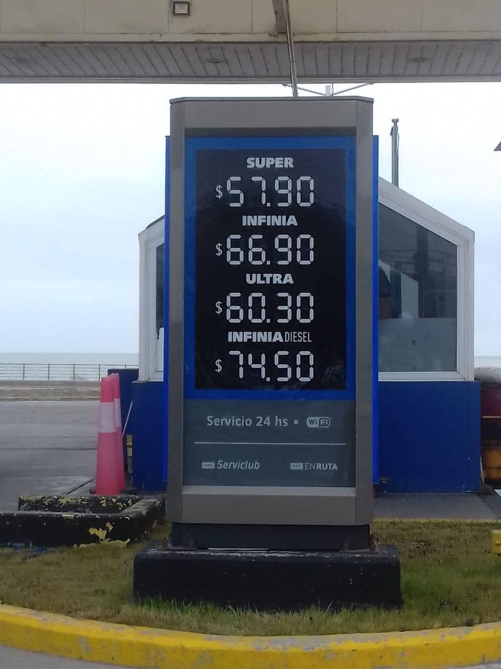 Este sábado 16 de enero YPF volvió a incrementar el precio de sus combustibles, esta vez en un 3,5%.
