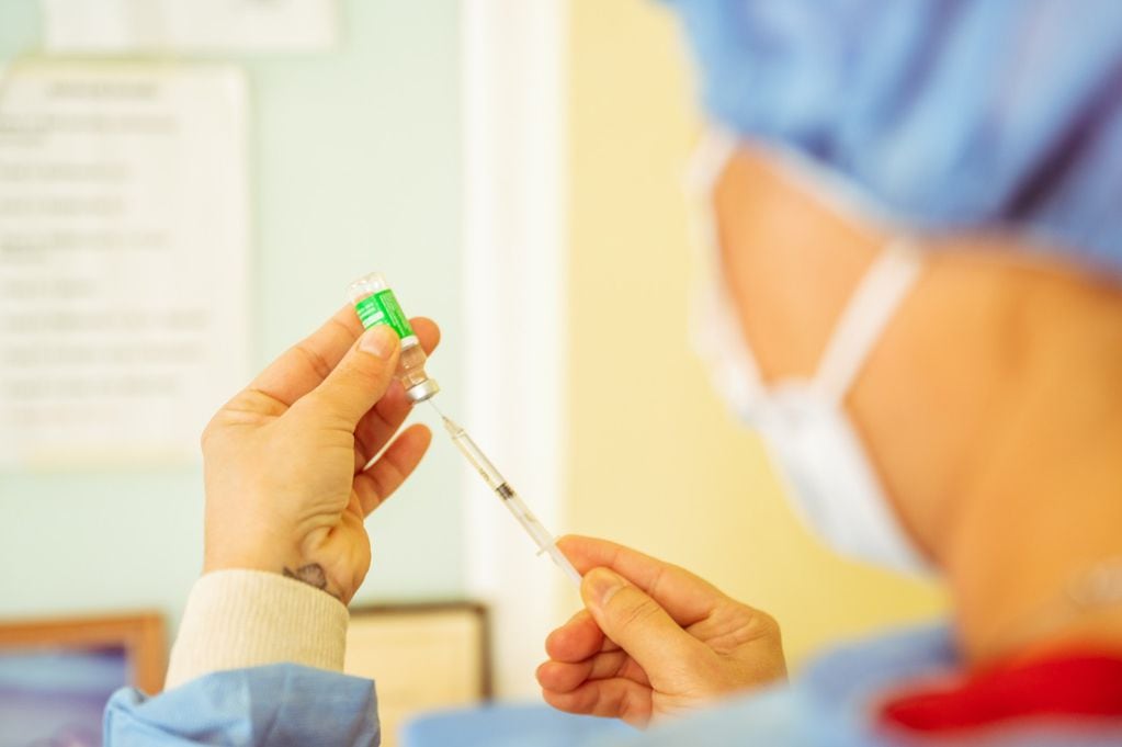 La vacunación en los Centros de salud serán con turno previo, mientras que los Hospitales atenderán a libre demanda en los horarios establecidos. En el caso de Ushuaia, la libre demanda de vacunación se realizará en los días especificados.