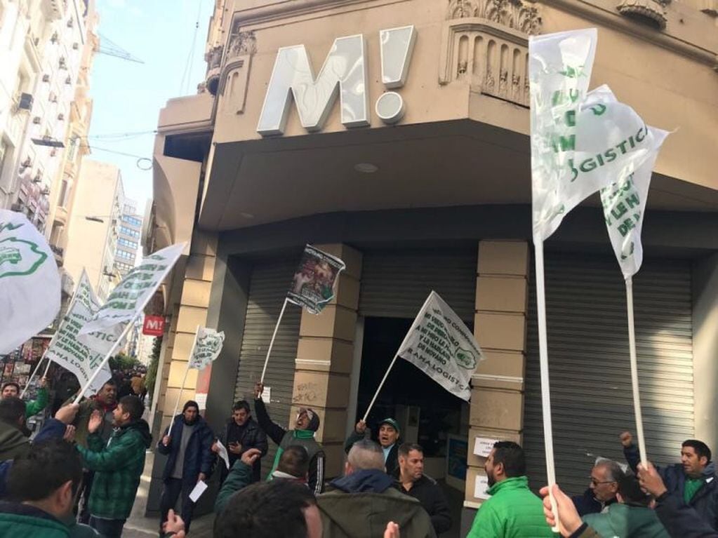 Trabajadores de Musimundo y el sindicato de Camioneros se manifestaron frente al local que despidió a 50 empleados.