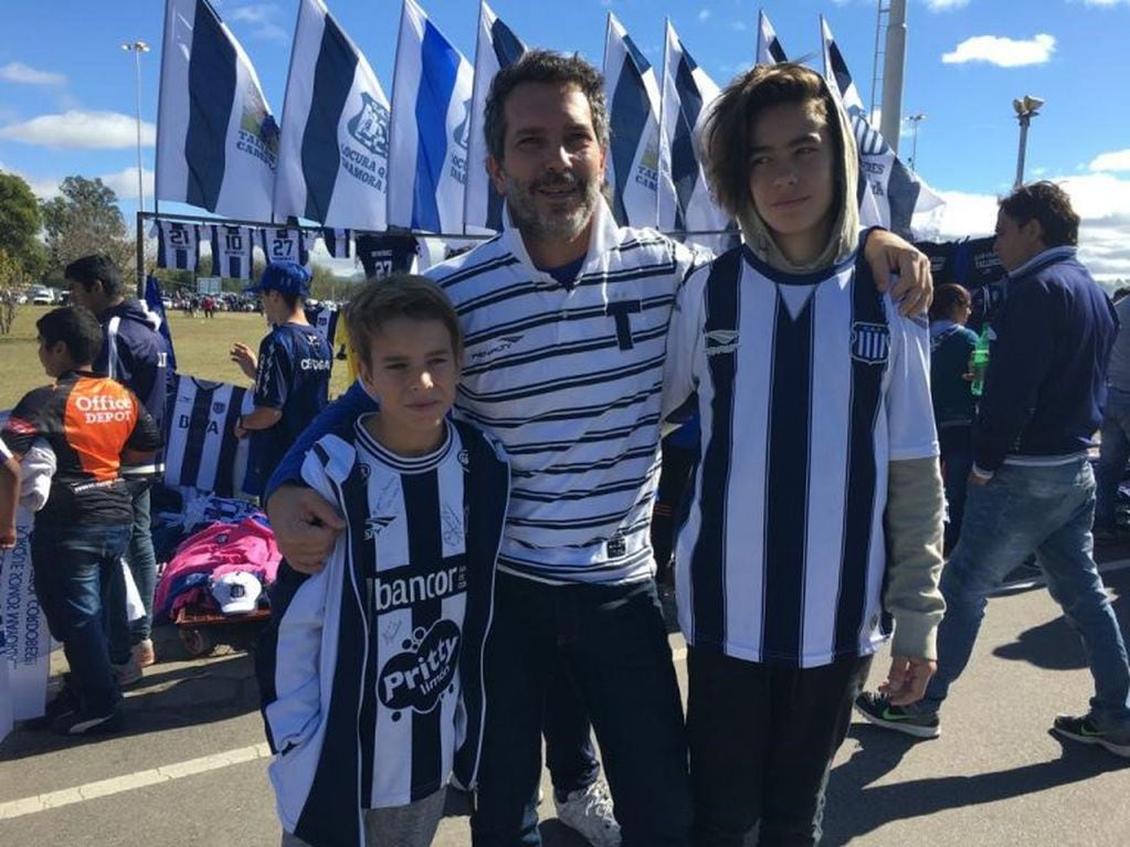 Al clásico en familia. Marcelo Cossar con sus hijos, Santino y Ramiro.