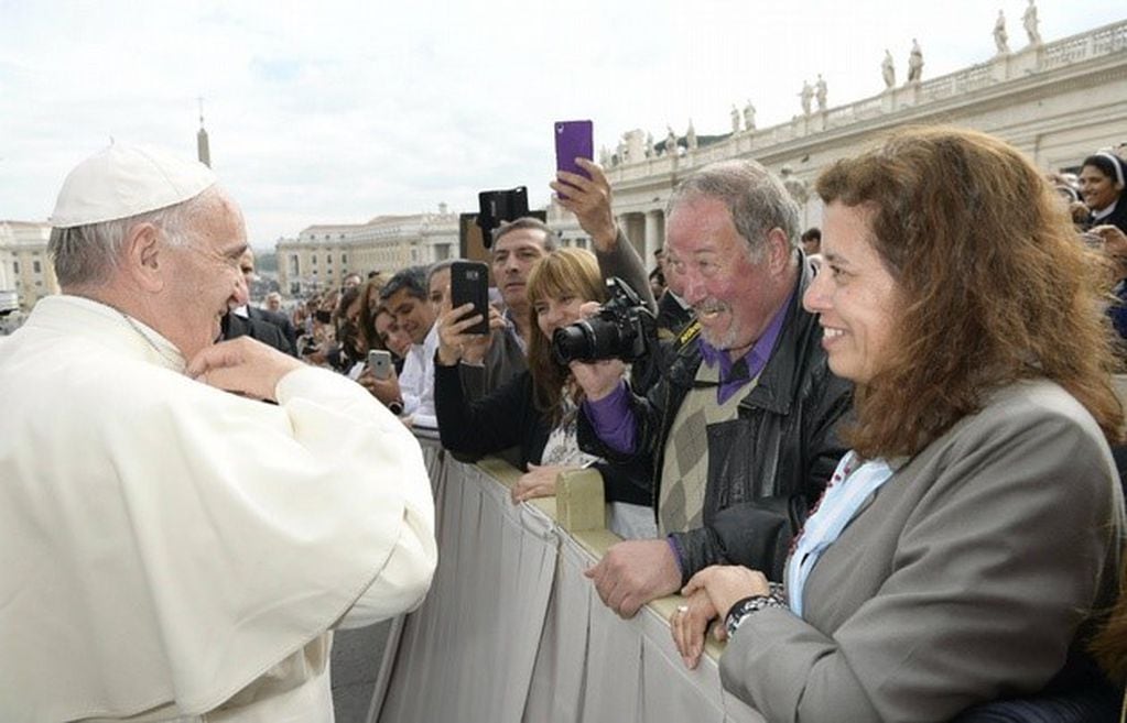 Cacho Piña y su pareja con el Papa.