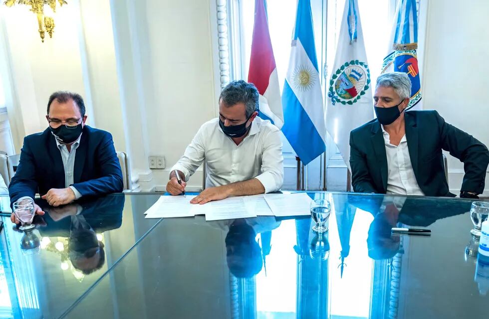 Firman acuerdo de asistencia del Banco Municipal a los clubes rosarinos