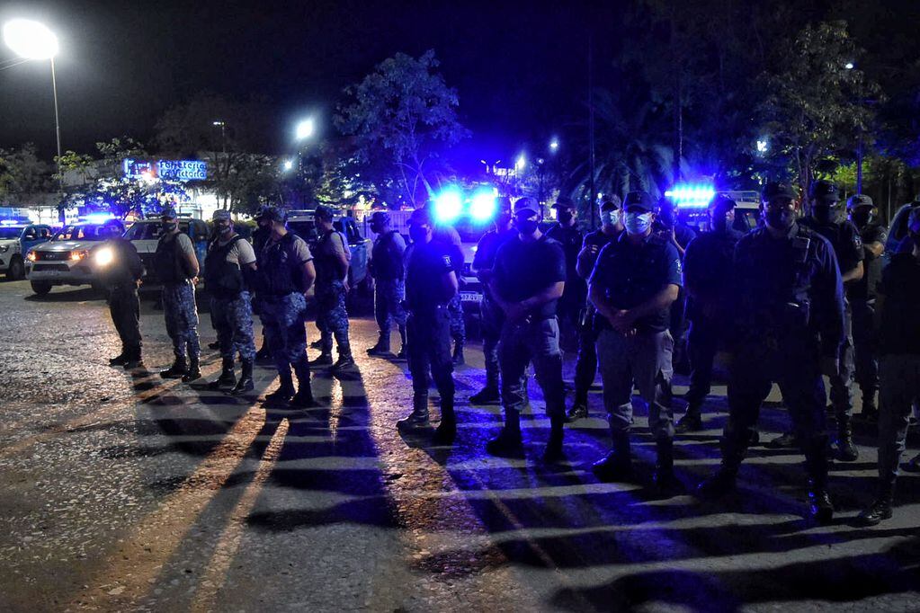 Agentes de la Policía del Chaco supervisan el cumplimiento de las nuevas normas dispuestas por el Ejecutivo.