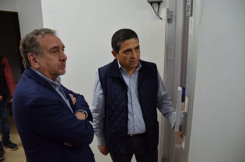 Lino Barañao con el intendente Walther Marcolini en los laboratorios de Ugacoop en Alvear.