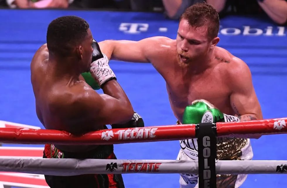 LAS VEGAS, NEVADA - MAY 04: Canelo Alvarez (R) punches Daniel Jacobs during their middleweight unification fight at T-Mobile Arena on May 04, 2019 in Las Vegas, Nevada.   Ethan Miller/Getty Images/AFP\n== FOR NEWSPAPERS, INTERNET, TELCOS & TELEVISION USE ONLY ==