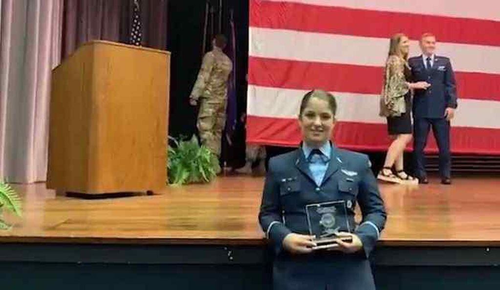 La entonces Alférez Vier, luego del acto de colación del Curso "Aviador Militar". 