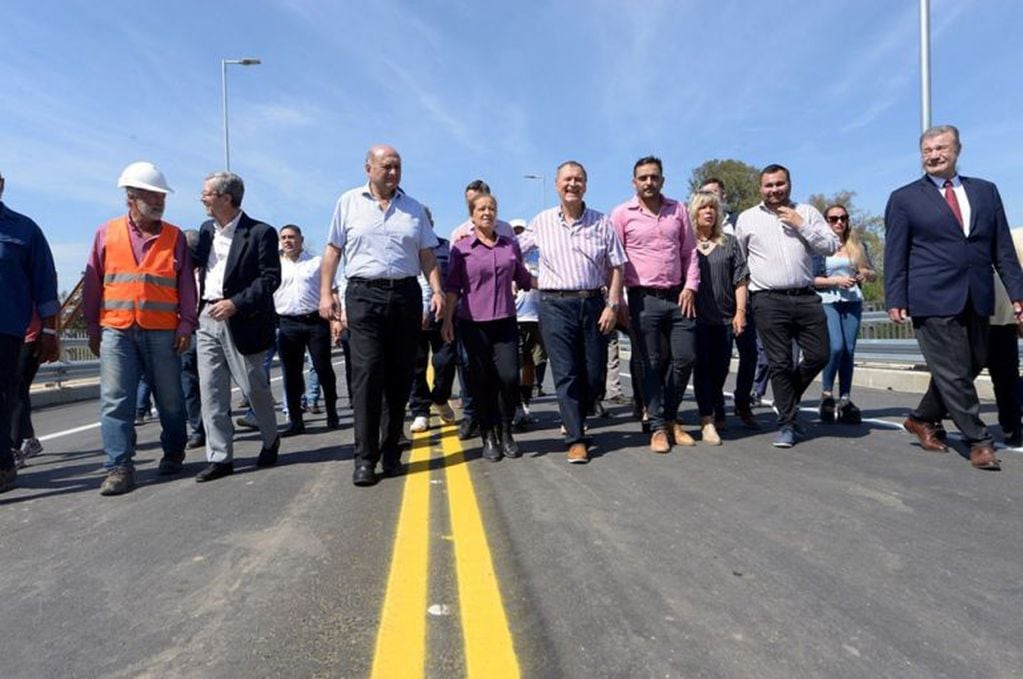 El nuevo puente que conecta las localidades de Pilar y Rio Segundo ya se encuentra habilitado.