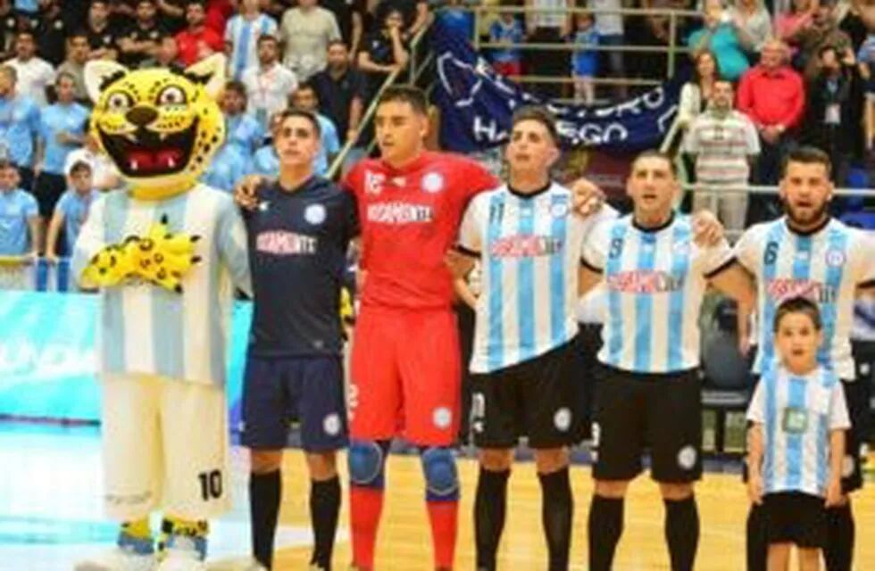 La mascota Simón símbolo del yaguareté junto a la Selección Argentina de Futsal. (MisionesOnline)