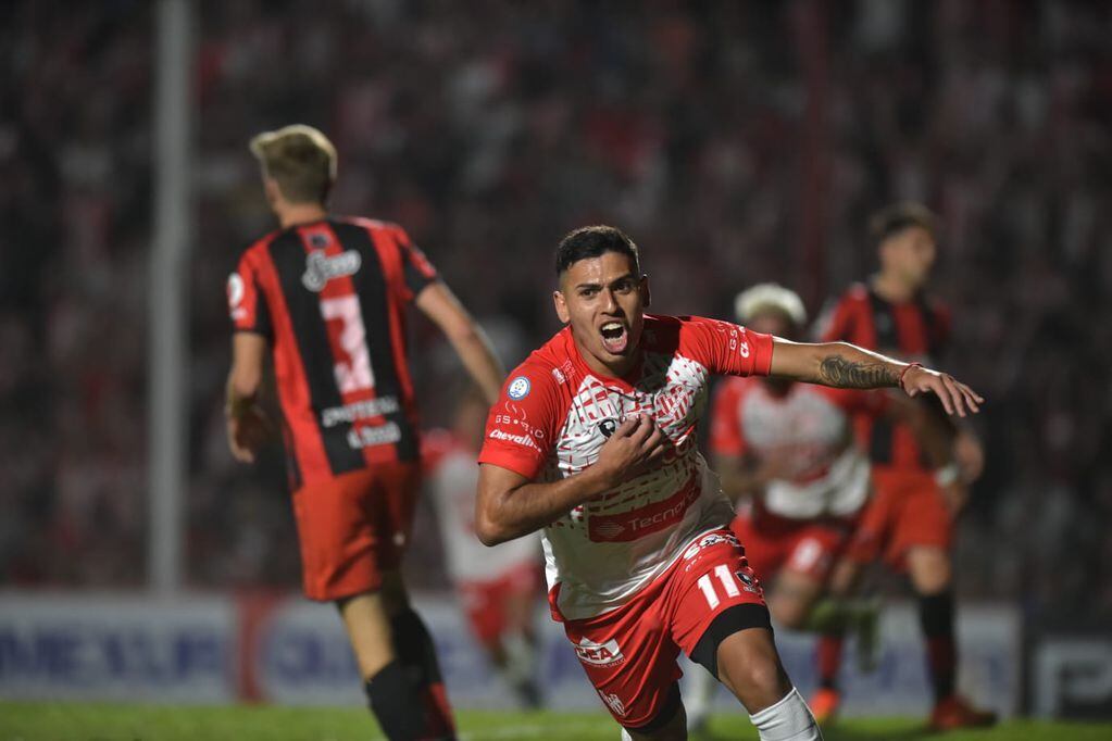 Santiago Rodríguez celebrando el 1 a 0 vs Defensores de Belgrano. (Facundo Luque / La Voz)