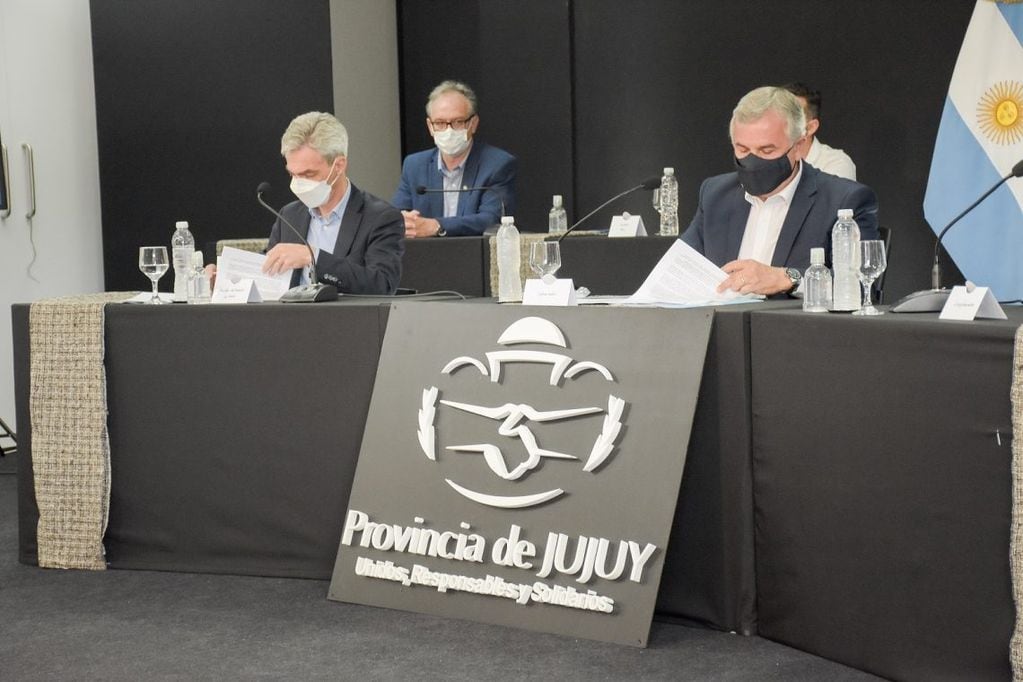 El ministro de Transporte de la Nación, Mario Meoni, y el gobernador Gerardo Morales, al momento de firmar los documentos referidos a la construcción de tres nuevas terminales de ómnibus en Jujuy.
