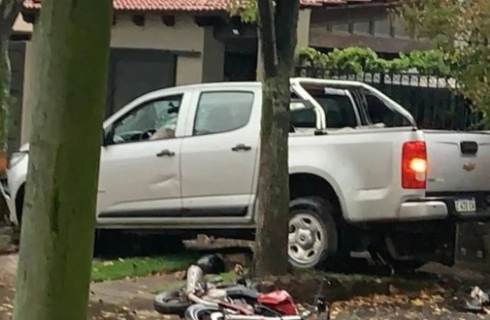 Camioneta S10 embistió a dos ladrones