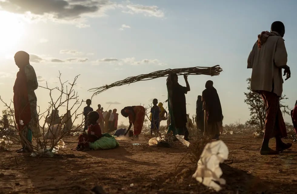 En esta imagen de archivo, somalíes desplazados por la sequía montan un campamento a las afueras de Dollow, Somalia. Foto: AP / Jerome Delay.